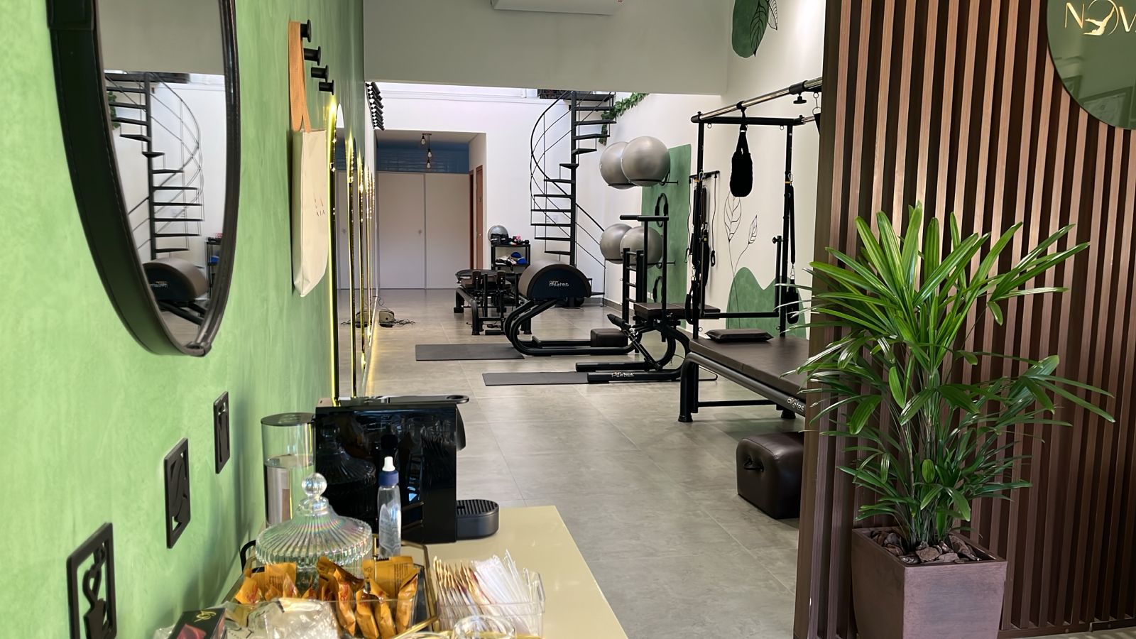 Salão climatizado do Pilates Nova Era com os aparelhos